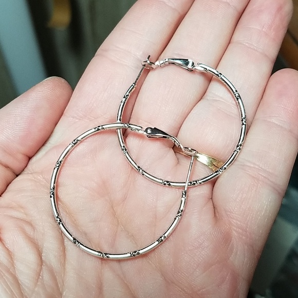 Silver Tone 1 1/2" Hoops Earrings - Picture 1 of 1